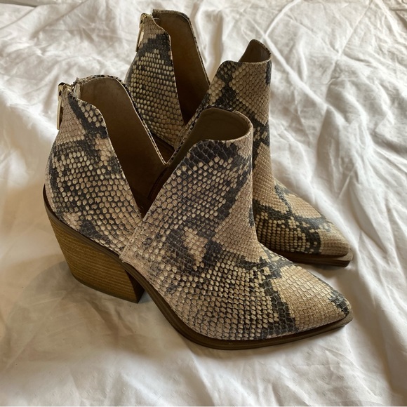 Vince Camuto leather snake print ankle booties US 7 - Picture 2 of 10